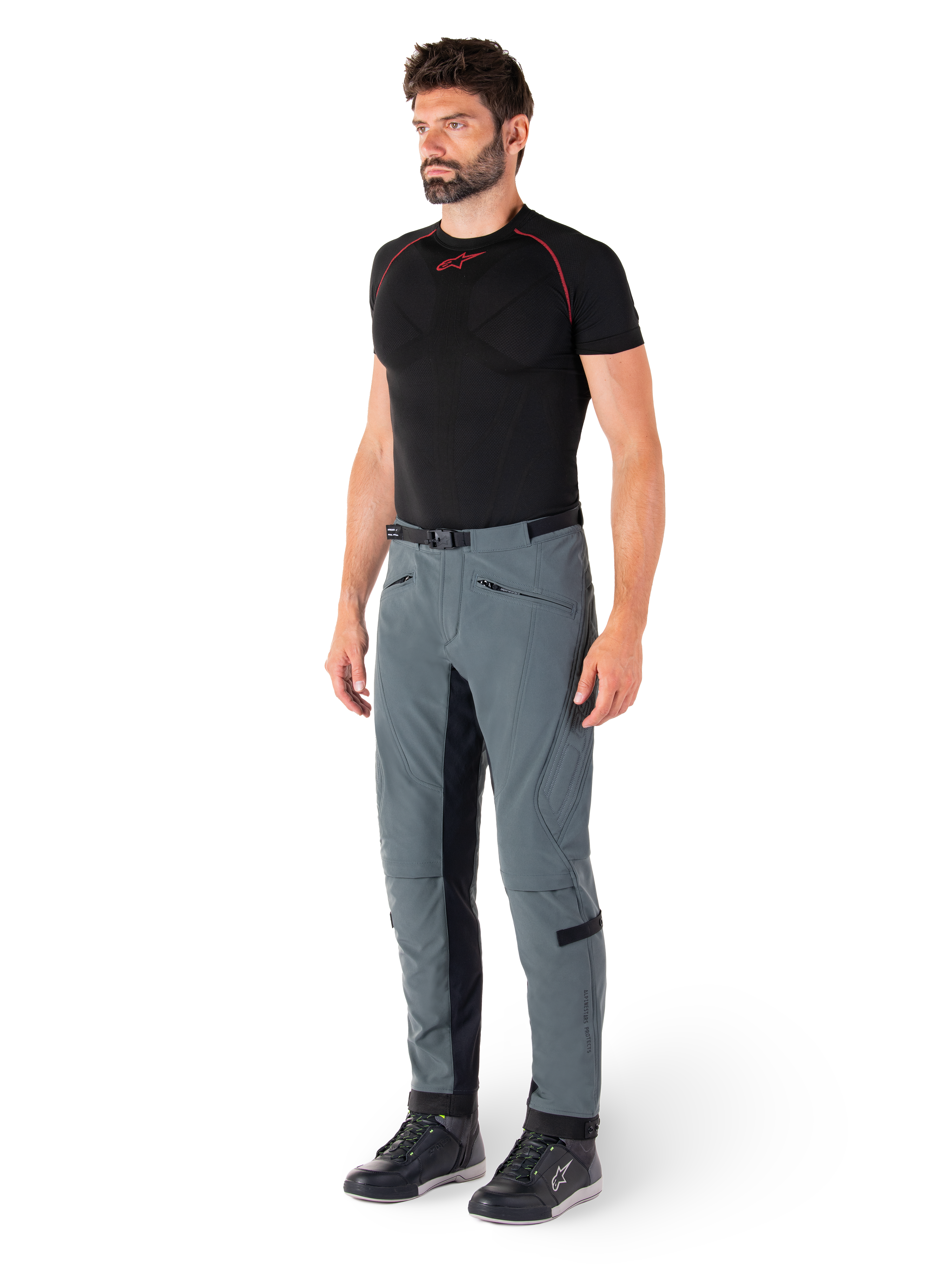 Alpinestars Alden Hose, technische Motorradhose in Urban Gray, mit gesteppten Seiteneinsätzen und schwarzem Stretchmaterial an den Beininnenseiten, kombiniert mit einem schwarzen Base-Layer und Motorradschuhen, Streetwear-inspirierte urbane Motorradausrüstung