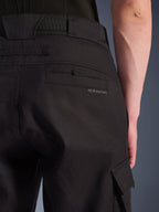 Alpinestars Flex-AST Cargo Hose, Urban-Motorradhose, Schwarz, Nahaufnahme der Rückseite und Seite mit der Gesäßtasche mit Alpinestars-Branding, seitliche Cargotaschenklappe und strapazierfähige Stretch-Textilkonstruktion.