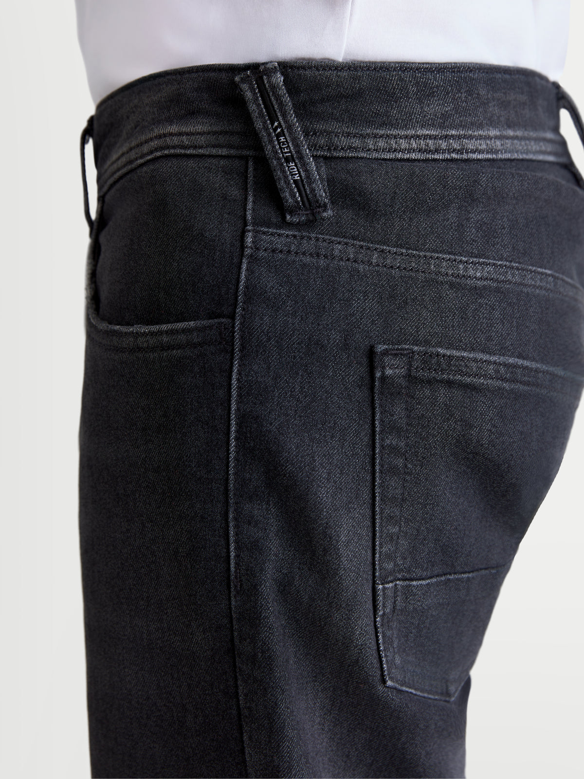 Alpinestars Flex Ast 8 Denim Hose Short, urbane Motorrad-Denimhose in Used Schwarz, Nahaufnahme der Seitenansicht mit Taschendetails, Gürtelschlaufen und technischer Denim-Struktur