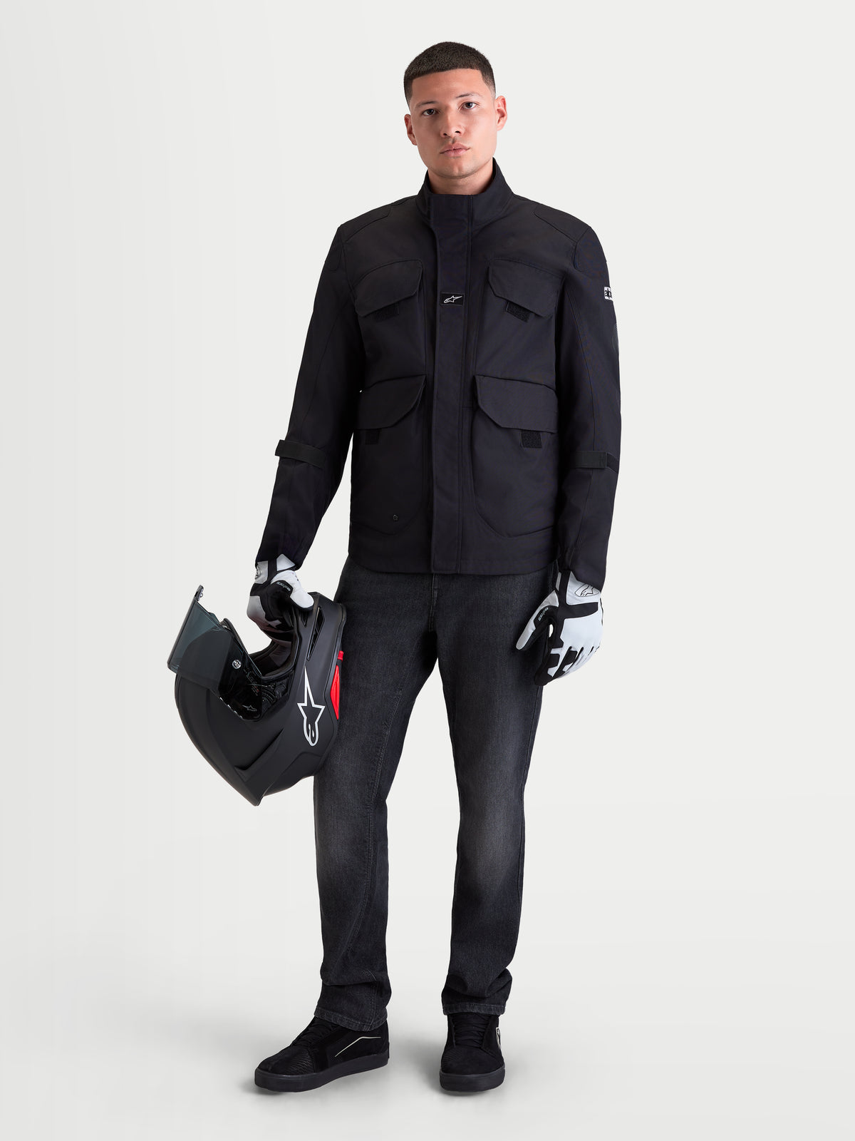 Alpinestars Flex Ast 8 Denim Hose Short, Herren-Urban-Motorradjeans in Schwarz, getragen von einem Model mit Helm und Schutzausrüstung, CE-zertifizierte Schutzkleidung