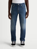 Alpinestars Flex Ast 8 Denim Hose, Herren-Urban-Motorradhose in Mittelblau, Vorderansicht an einem Model mit Freizeitschuhen, AA-zertifizierte einlagige Jeans mit Schutzmerkmalen