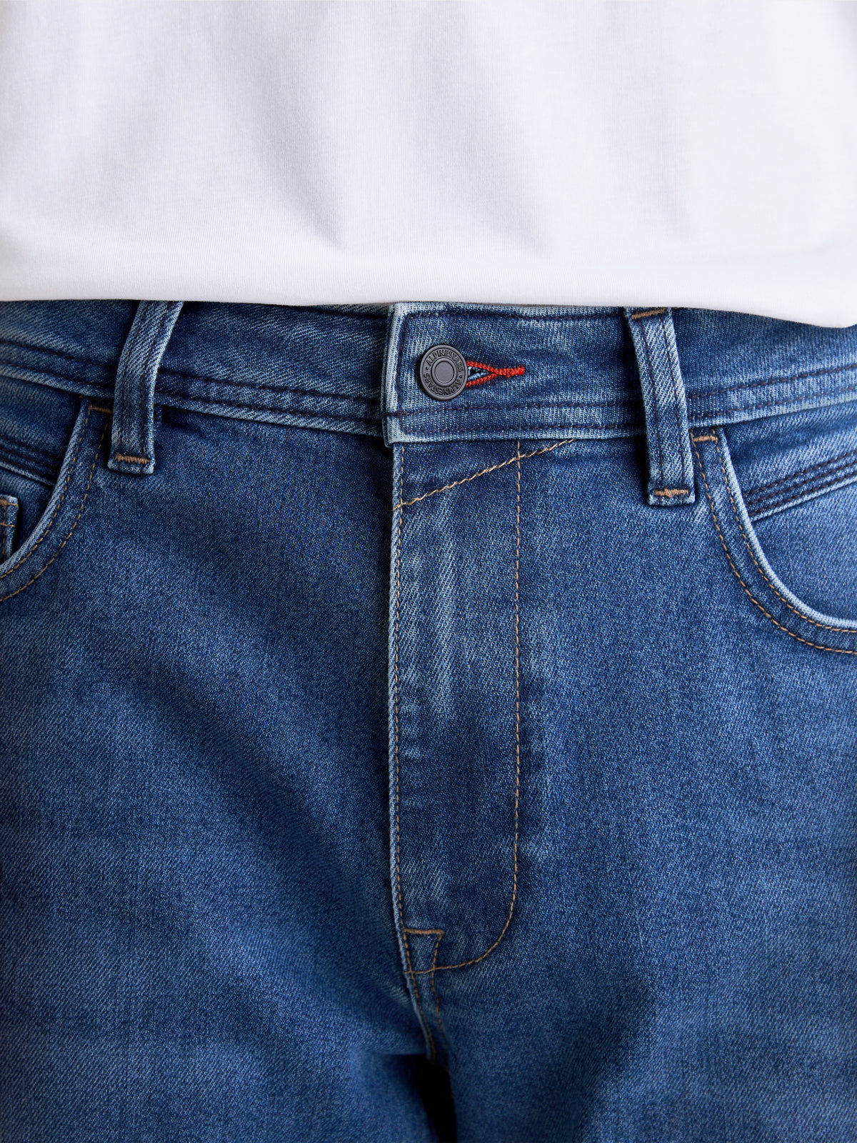Alpinestars Flex Ast 7 Denim Hose, hellblaue Motorradjeans, Detailaufnahme des Bunds mit Metallknopf und Vordertaschen, AA-zertifizierte Motorradbekleidung