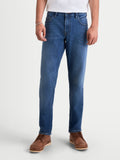 Alpinestars Flex Ast 7 Denim Hose, Herren-Motorradjeans in Hellblau, Vorderansicht an einem Model mit einlagiger Stretch-Jeanskonstruktion