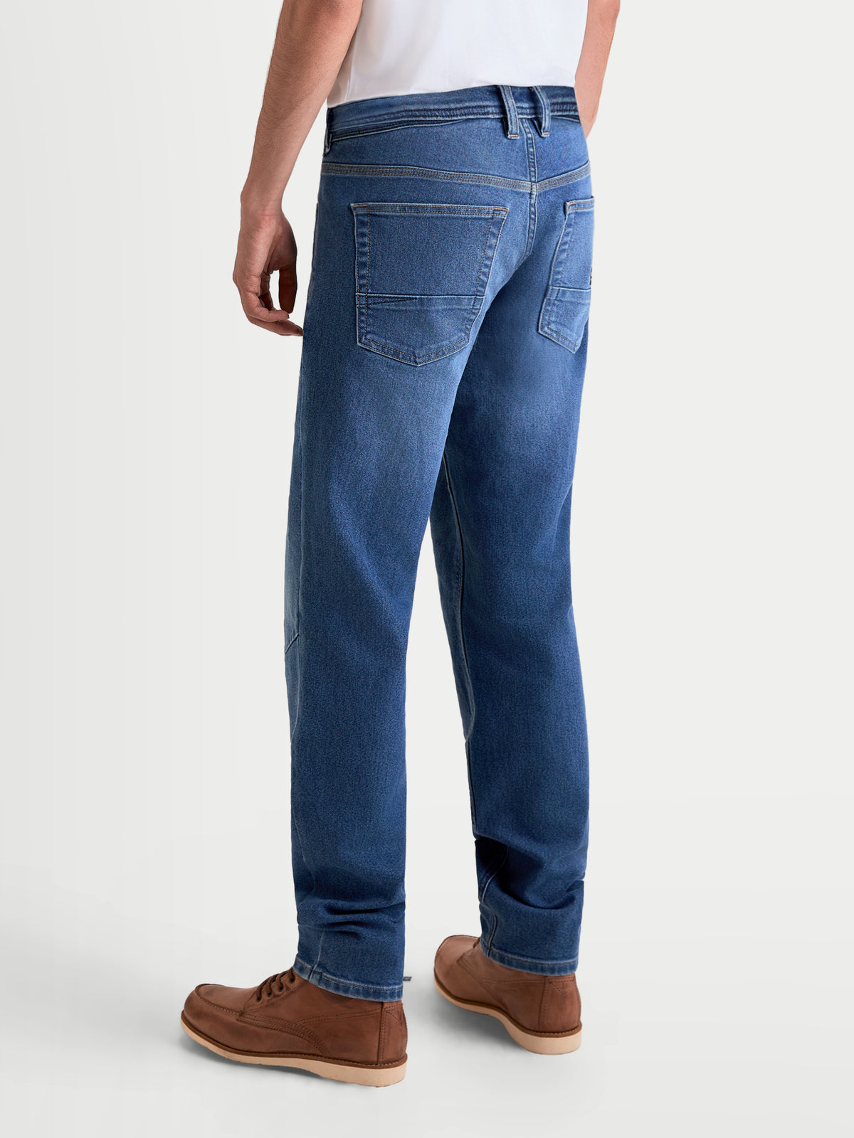 Alpinestars Flex Ast 7 Denim Hose, hellblaue Herren-Motorradjeans, Rückansicht mit einlagiger technischer Denim-Konstruktion und Fünf-Taschen-Design, getragen von einem Model