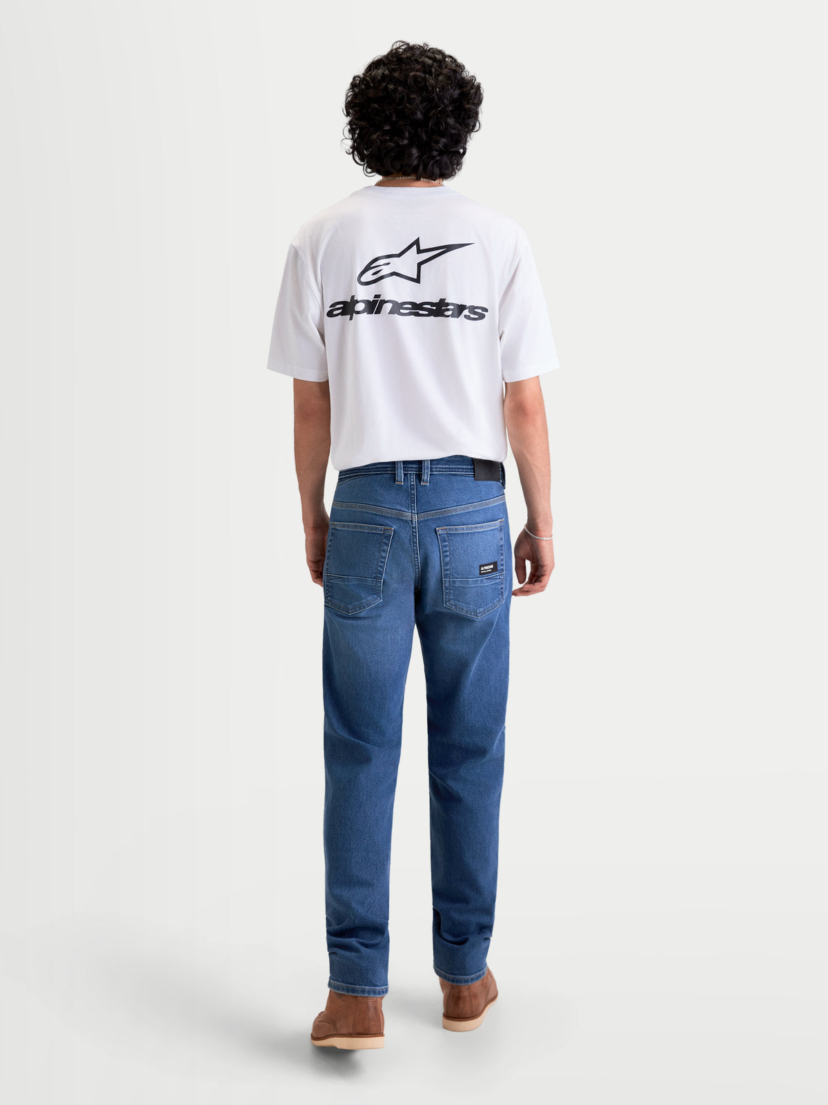 Alpinestars Flex Ast 7 Denim Hose, Herren-Motorradjeans in Hellblau, Rückansicht an Model mit weißem T-Shirt, mit einlagigem, AA-zertifiziertem technischen Denim und Fünf-Taschen-Design