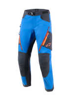 Alpinestars Maxdura Dual Hose, Adventure-Motorradhose, Royalblau und Dunkelgrau, orangefarbene Belüftungsöffnungen mit Reißverschluss am Oberschenkel, verstärkte graue Knie- und Gesäßpaneele, oranges Astar-Logo an der Seite, Magnetschnalle am Bund, technische Offroad-Ausrüstung
