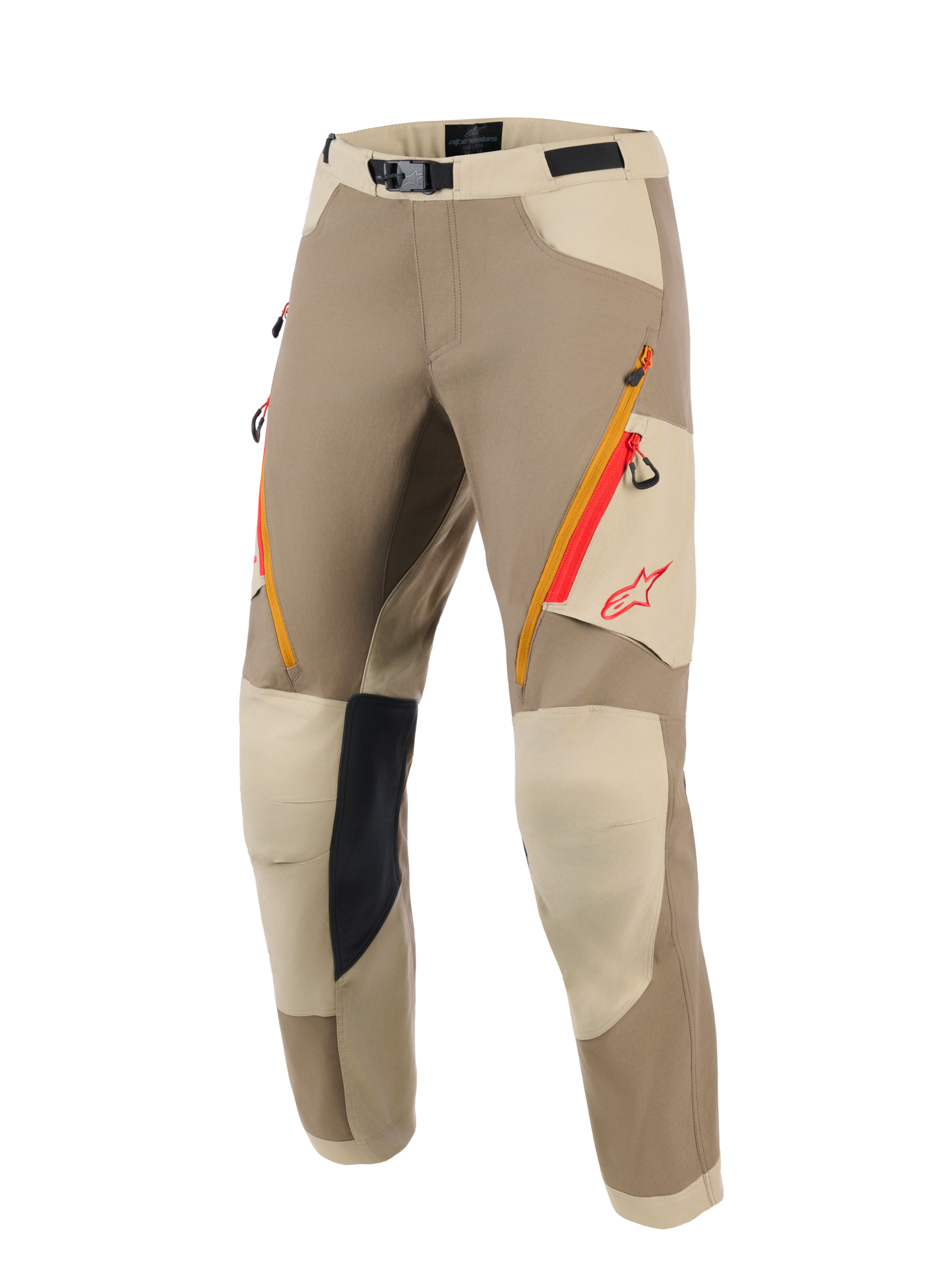 Alpinestars Maxdura Dual Hose, Adventure-Motorradhose, Farbgebung in Walnut und Aluminum Tan, mit orangefarbenen und roten Reißverschlusstaschen an den Oberschenkeln, hellbeigen verstärkten Knieeinsätzen mit schwarzem Innengrip und rotem Alpinestars-Logo, entwickelt für den Dual-Sport-Einsatz