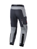 Alpinestars Maxdura Dual Hose, Adventure-Motorradhose, Dunkelgrau und Tiefgrau, Rückansicht mit verstärktem Gesäßbereich und Belüftungstaschen mit Reißverschluss und roten Akzenten, entwickelt für Dual-Sport-Performance.