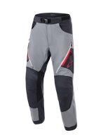 Alpinestars Maxdura Dual Hose, Adventure-Motorradhose, Dunkelgrau und Tiefgrau, mit verstärkten dunkelgrauen Kniepaneelen, roten Belüftungsöffnungen mit Reißverschluss am Oberschenkel, rotem Astars-Logo auf dem Oberschenkel und verstellbarem Taillengürtel mit Magnetschnalle, konzipiert für Dual-Sport-Fahrten