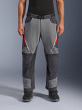 Alpinestars Maxdura Dual Hose, Adventure-Motorradhose, Dunkelgrau und Tiefgrau mit roten Akzenten, Vorderansicht mit Reißverschluss-Belüftungsöffnungen an den Oberschenkeln, Gürtel mit Magnetschnalle und verstärkten Kniepaneelen, Over-Boot-Design für Dual-Sport-Fahrten.