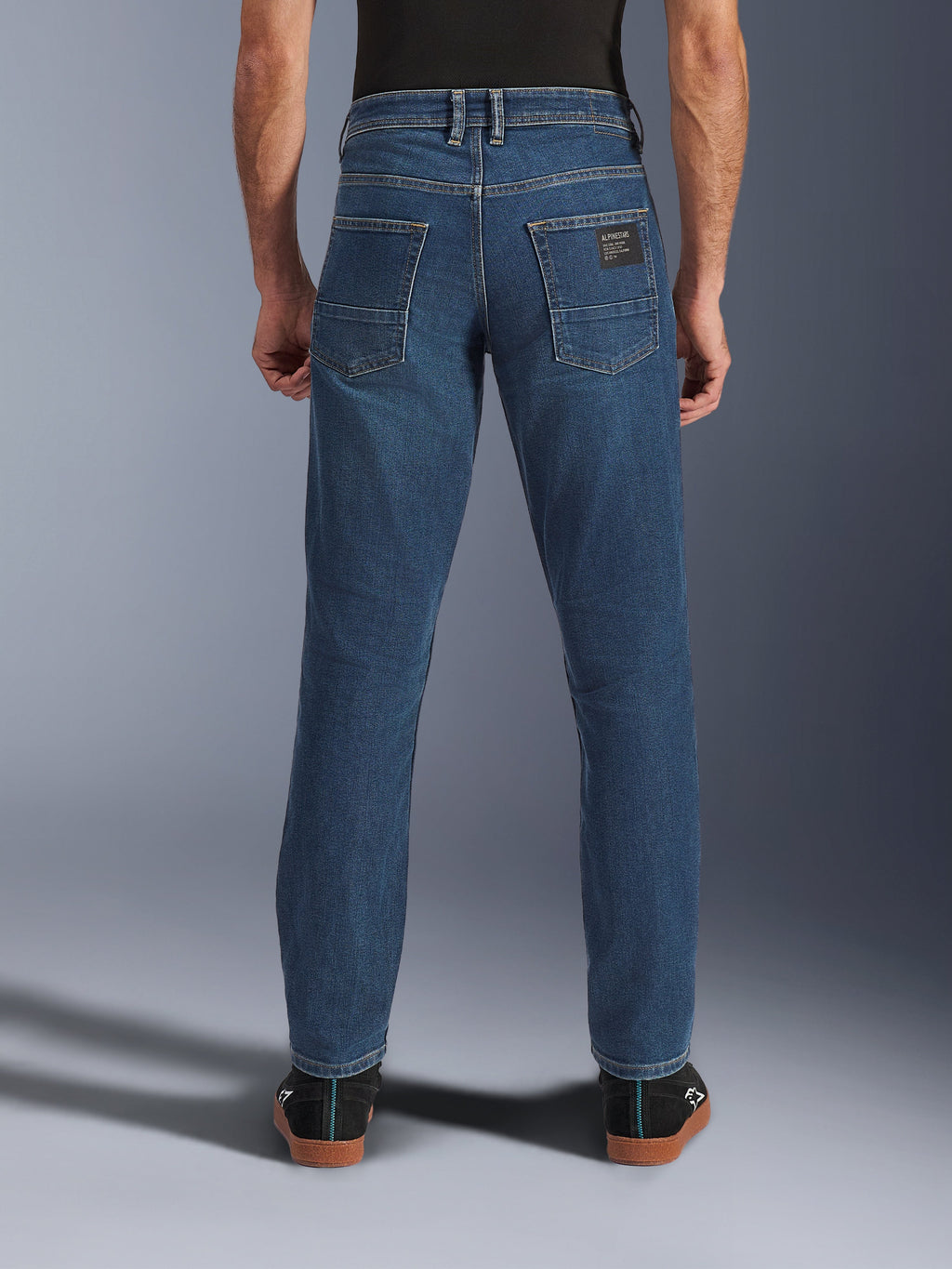 Alpinestars Flex-AST 5 Denim-Hose, Urbaner Motorrad-Denim, Indigo Washed Blau, Rückansicht mit konischer Passform und Gesäßtaschen mit Marken-Patch, lässiger Street-Style
