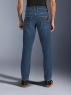 Alpinestars Flex-AST 5 Denim-Hose, Urbaner Motorrad-Denim, Indigo Washed Blau, Rückansicht mit konischer Passform und Gesäßtaschen mit Marken-Patch, lässiger Street-Style