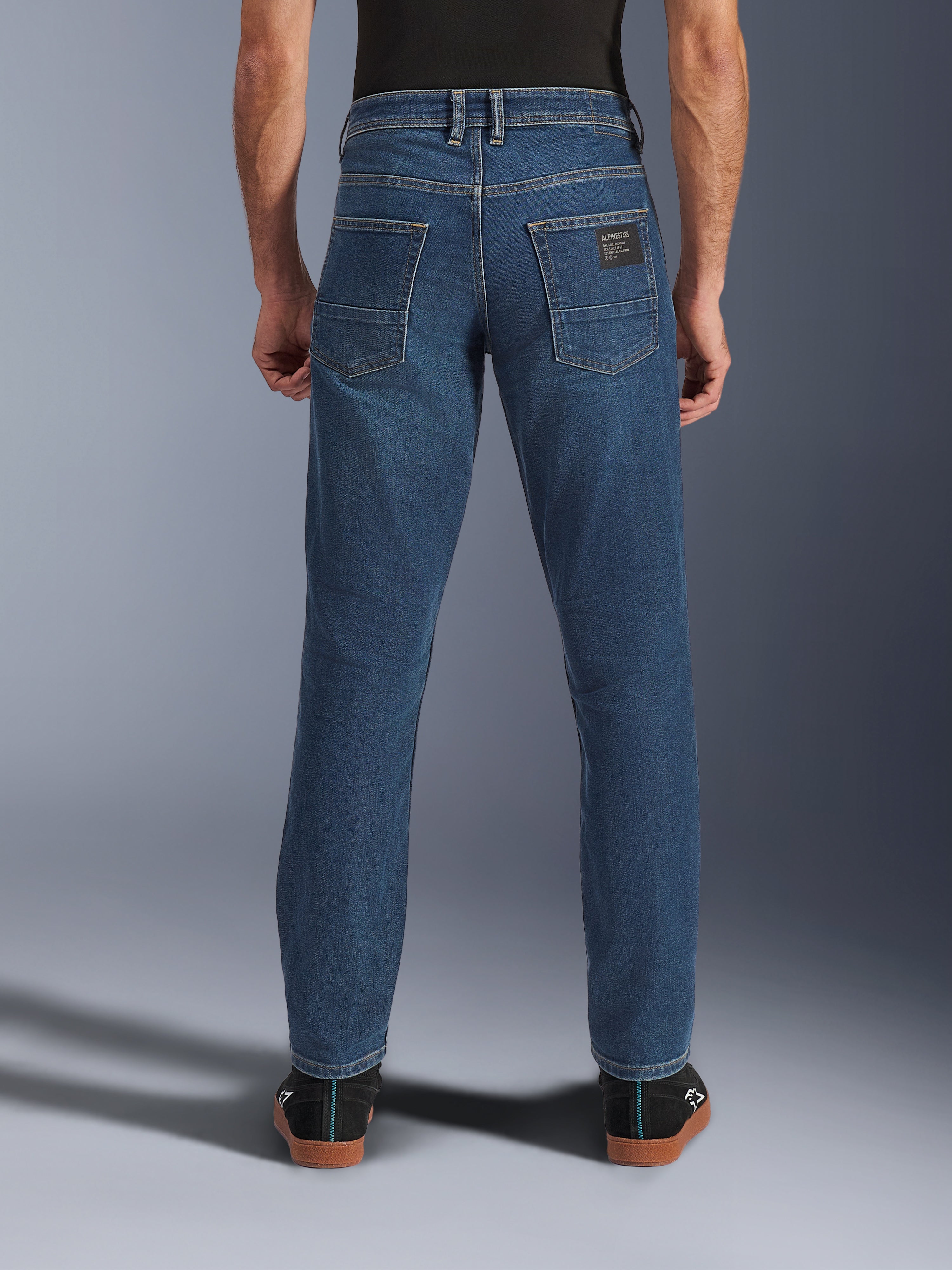 Alpinestars Flex-AST 5 Denim-Hose, Urbaner Motorrad-Denim, Indigo Washed Blau, Rückansicht mit konischer Passform und Gesäßtaschen mit Marken-Patch, lässiger Street-Style