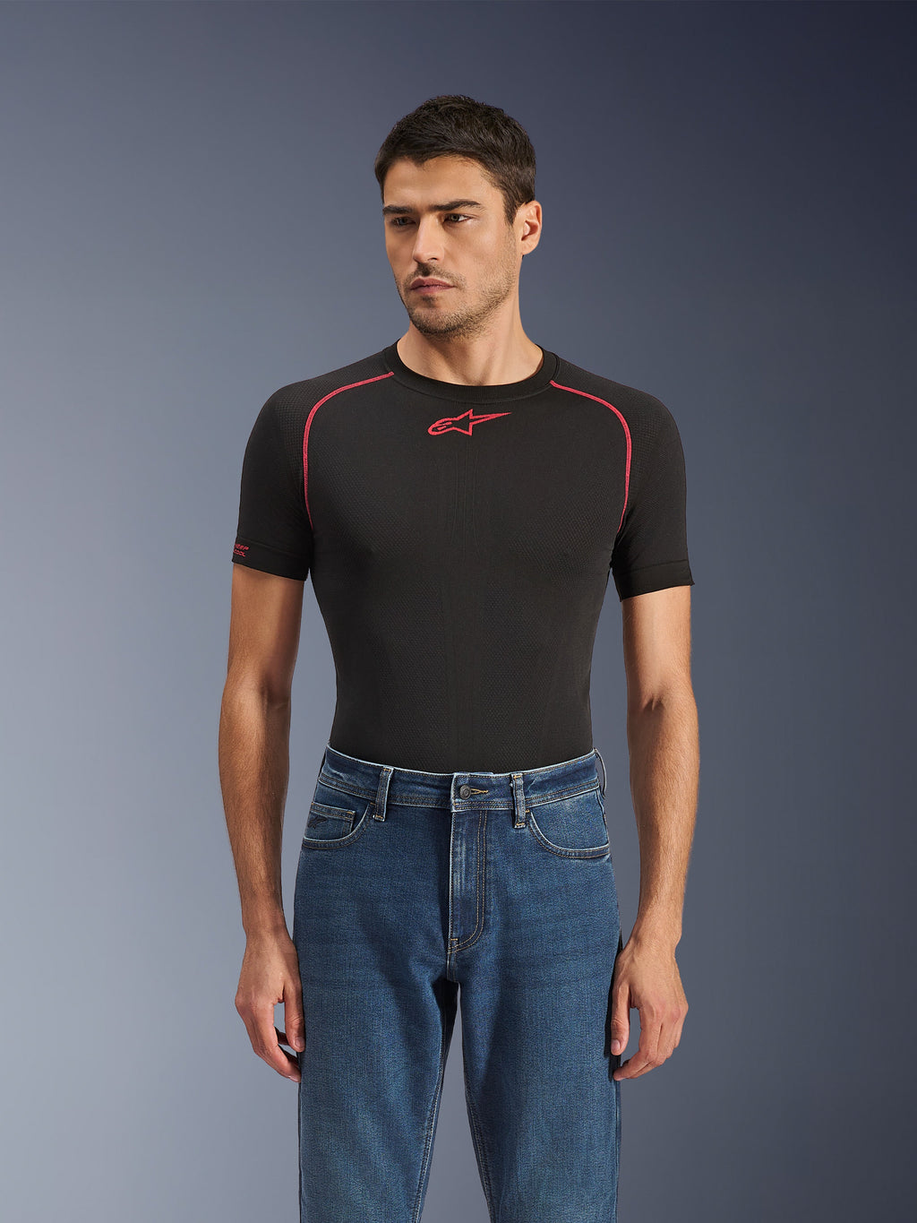 Alpinestars Flex-AST 5 Denim-Hose, Indigo Washed, urbane Motorradjeans, getragen von einem Model mit einem schwarzen technischen Base Layer, klassisches Five-Pocket-Design mit einer modernen konischen Passform