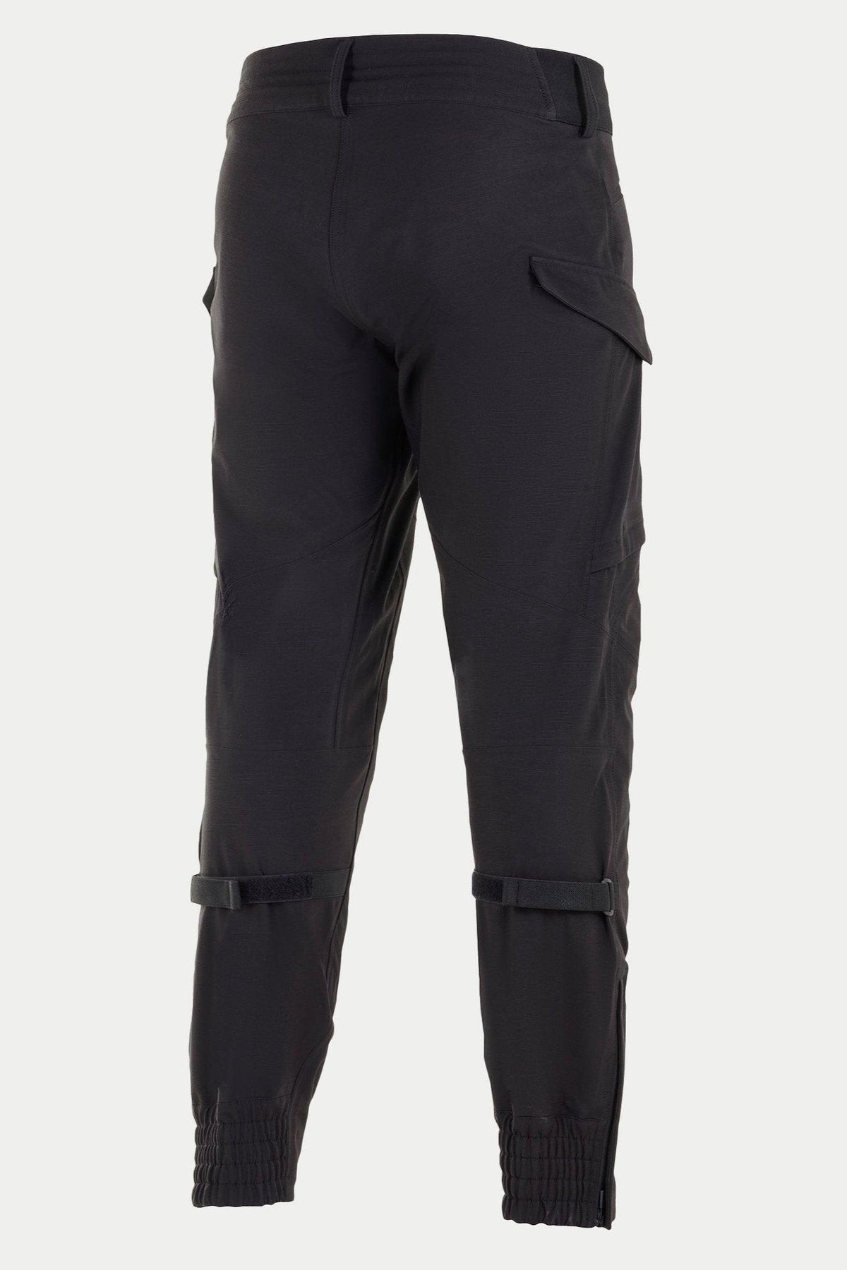 Alpinestars Juggernaut Wasserdichte Hose, schwarze Motorradhose, Rückansicht mit elastischen Knöchelbündchen, Wadenvolumen-Verstellern und Cargo-Taschen, 3-lagige Softshell-Konstruktion für Stadt- und Straßenfahrten