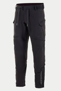 Alpinestars Juggernaut Wasserdichte Hose, Motorradhose, Schwarz, mit Kordelzug und elastischem Bund, Cargo-Taschen mit Reißverschluss an den Oberschenkeln, vertikalem Alpinestars-Logo am Unterschenkel, lässig geschnittene Softshell-Textilkonstruktion