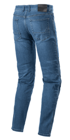Alpinestars Radon Regular Fit Denim Hose, Motorrad-Jeans, Rinse Blue, Rückansicht mit schwarzem Aufnäher am Bund und gesticktem Stern-Logo auf der rechten Gesäßtasche, vorgeformte Beine für Fahrergonomie, lässiger Five-Pocket-Denim-Stil