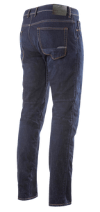 Alpinestars Radium Denim Hose, Motorradjeans, Dunkelblau, Rückansicht in voller Länge, klassisches Five-Pocket-Design mit Logo-Patch in Lederoptik am Bund, speziell entwickelter Rückbeinschnitt für ergonomischen Fahrkomfort.