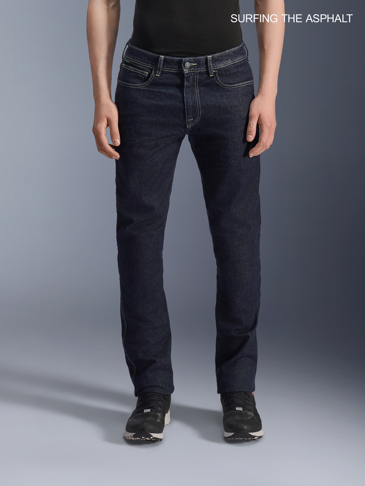 Alpinestars Copper V3 Jeans, Herren-Motorradjeans in Blau, Vorderansicht am Model im regulären, geraden Schnitt mit Stretch-Denim und Aramidfaser-Verstärkung