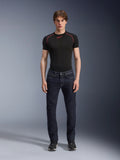 Alpinestars Copper V3 Denim-Hose, Rinse Blue, getragen von einem Modell mit schwarzem Base Layer und Sneakern, Motorradjeans mit geradem Bein, urbane Motorradbekleidung mit regulärer Komfort-Passform und klassischem Fünf-Taschen-Design