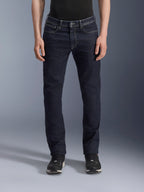Alpinestars Copper V3 Denim Pants, urbane Herren-Motorradjeans in Rinse-Blau, Stretch-Baumwoll-Denim-Konstruktion mit Regular-Passform und geradem Beinschnitt, Frontansicht am Model.