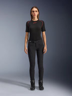 Alpinestars Alamosa Damenhose, schmal geschnittene schwarze Motorradhose, an einem Modell in der Vorderansicht gezeigt, mit Reißverschlusstaschen vorne und integriertem Taillengürtel, minimalistischer, von Streetwear inspirierter Stil für urbanes Fahren