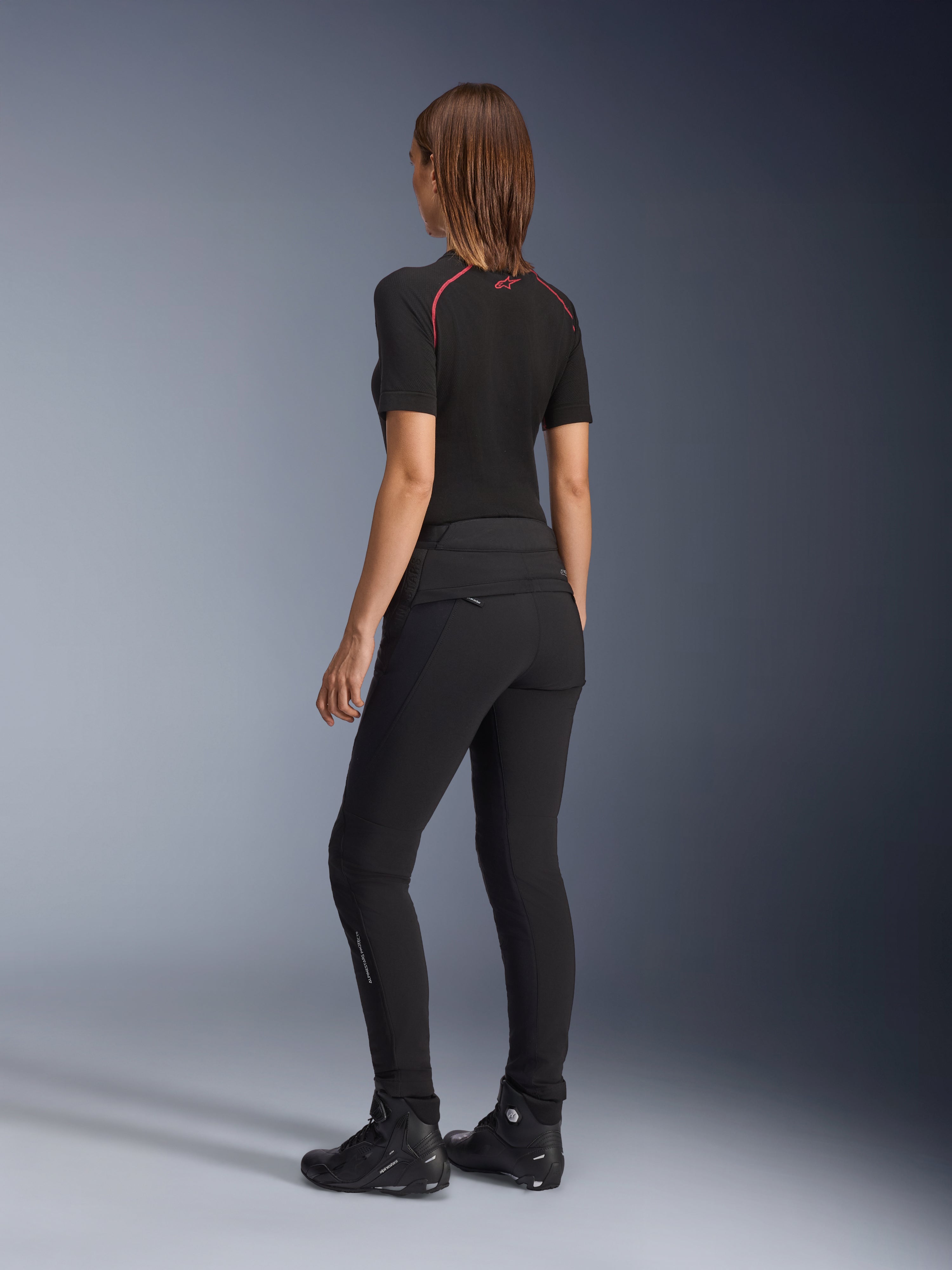 Alpinestars Alamosa Damenhose, Schwarz, Slim-fit Urban-Motorradhose in der Rückansicht, mit gesteppten Details am hinteren Bund, minimalistisches Design mit technischer Softshell-Konstruktion, kombiniert mit Motorradschuhen und einem schwarzen Base Layer
