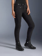 Alpinestars Alamosa Damen-Hose, Schwarze Urban-Motorradhose, Slim-Fit-Design mit Reißverschlusstaschen und integriertem Taillengürtel, kombiniert mit schwarzen High-Top-Motorradschuhen