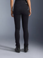 Alpinestars Stella Flex-Ast Leggings, Damen-Motorrad-Leggings, Schwarz, Rückansicht mit Gesäßtaschen und schmaler Passform, getragen mit schwarzen Motorradstiefeln, urbaner Fahrstil