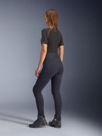Alpinestars Stella Flex-Ast Damen-Leggings, Schwarz, Rückansicht mit hoch taillierter Passform und Gesäßtaschen, getragen mit schwarzem kurzärmeligem Baselayer mit roten Akzenten und schwarzen Motorradschuhen, moderne urbane Motorradausrüstung