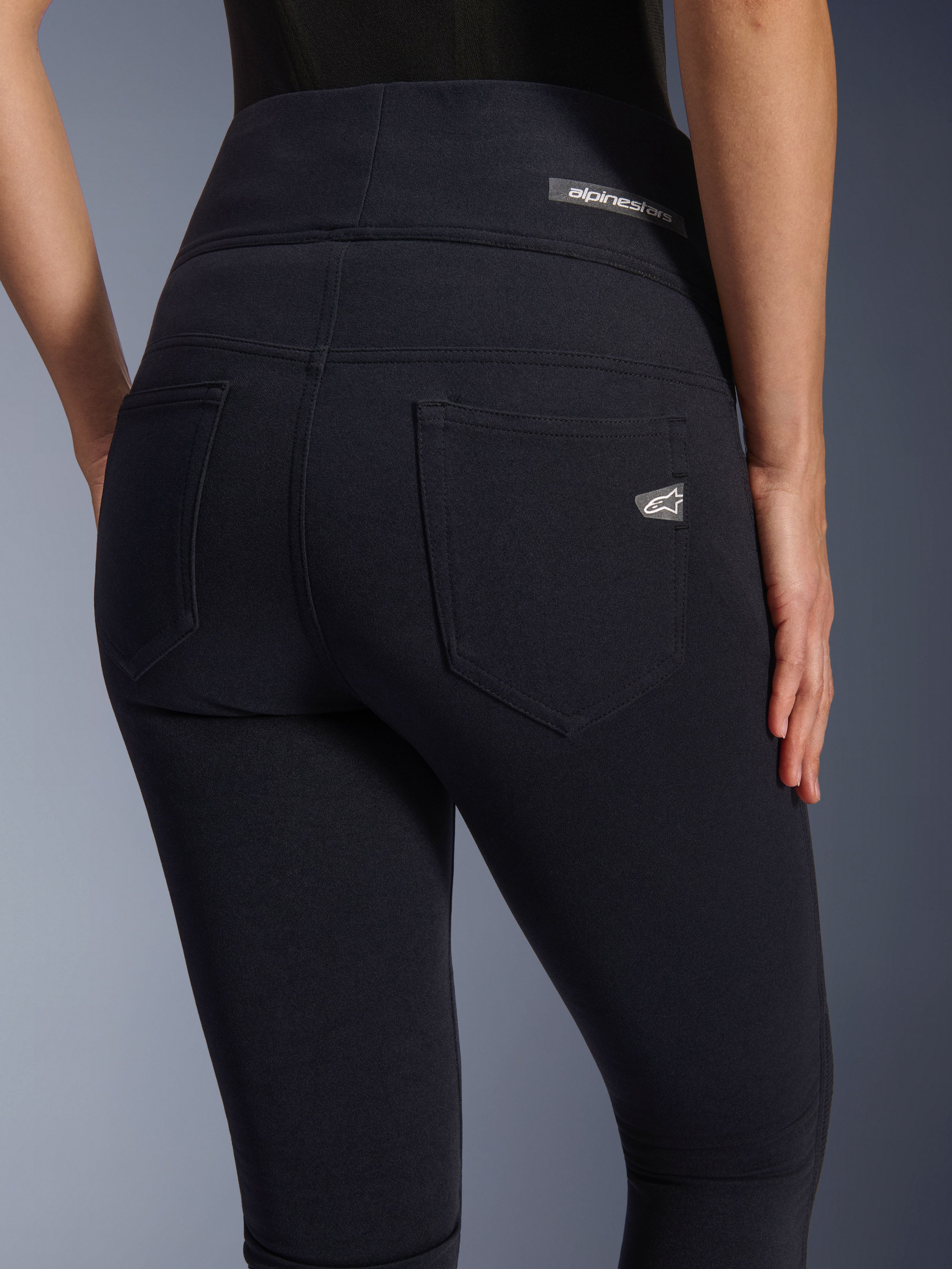 Alpinestars Stella Flex-Ast Leggings, Damen-Motorrad-Leggings, Schwarz, Rückansicht mit hoch tailliertem Design, zwei Gesäßtaschen, Alpinestars-Logo am Bund und auf der rechten Tasche, figurbetontes Textilmaterial für urbanes Fahren