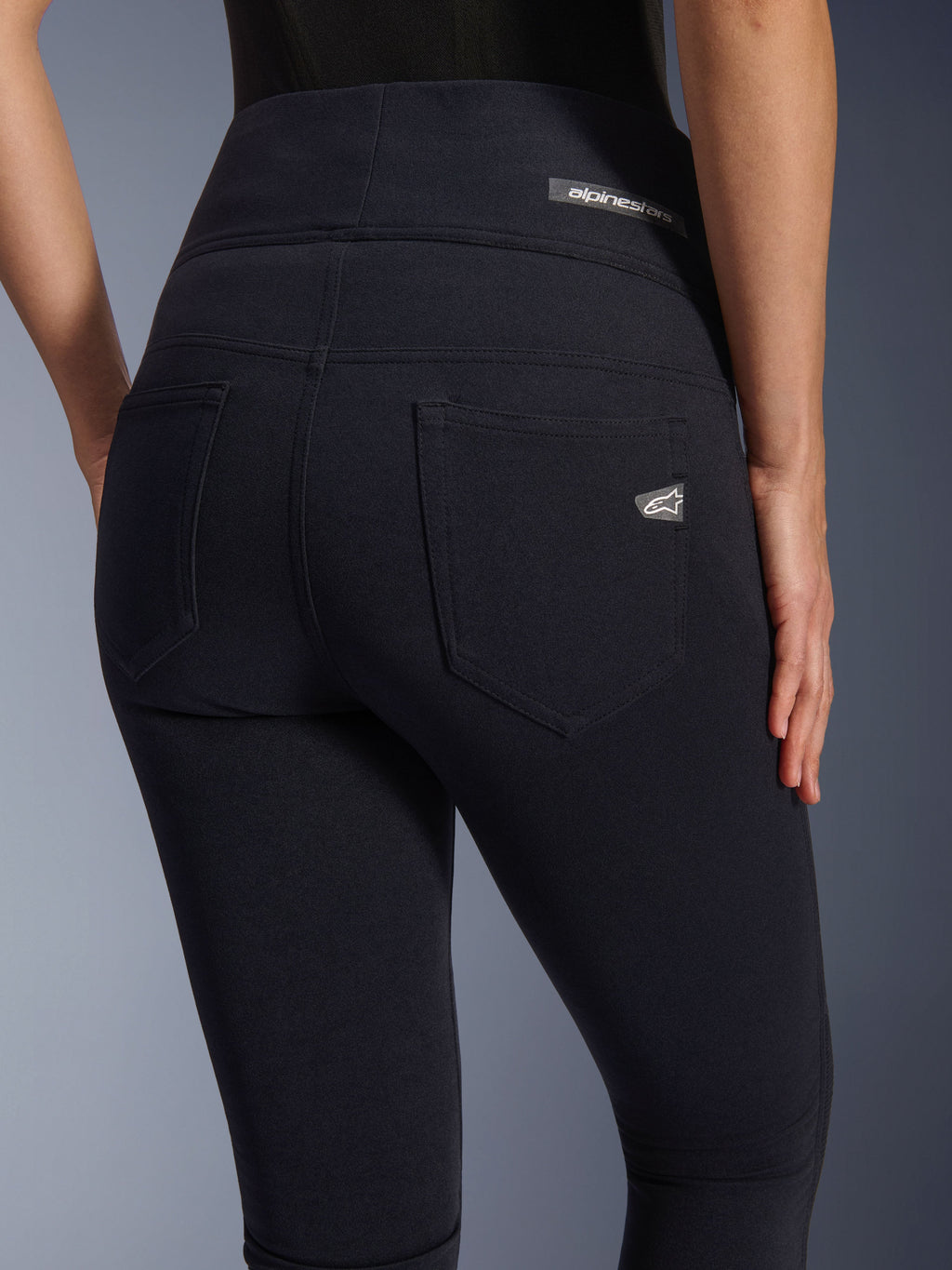 Alpinestars Stella Flex-AST Leggings, Motorradhose für Damen, Schwarz, Nahaufnahme der Rückseite mit Fokus auf das hoch taillierte Design, zwei funktionelle Gesäßtaschen und Alpinestars-Logo-Labels an Tasche und Bund.