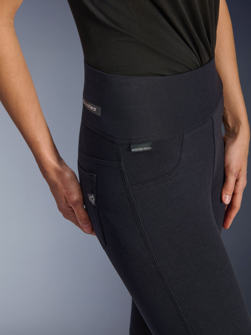 Alpinestars Stella Flex-Ast Leggings, Motorrad-Leggings für Damen, Schwarz, Nahaufnahme des hohen Hosenbunds und Hüftbereichs mit dezenten Marken-Labels, schlankes urbanes Design für die Straße