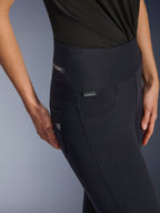Alpinestars Stella Flex-Ast Leggings, Motorrad-Leggings für Damen, Schwarz, Nahaufnahme des hohen Hosenbunds und Hüftbereichs mit dezenten Marken-Labels, schlankes urbanes Design für die Straße