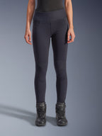 Alpinestars Stella Flex-Ast Leggings, Damen-Motorrad-Leggings, Schwarz, High-Waist-Passform mit artikulierten Kniepartien und konturierten Nähten, von Model mit schwarzen Motorradstiefeln getragen, urbane Performance-Fahrausrüstung