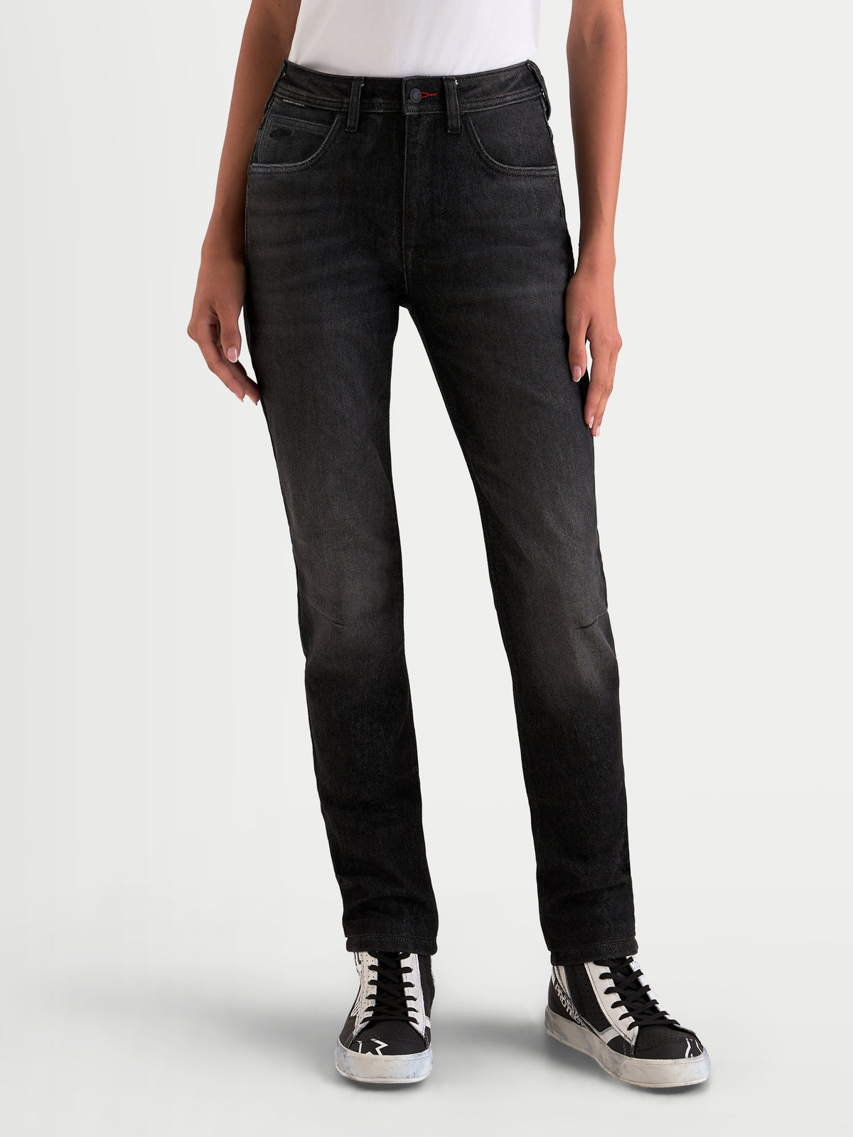 Stella Flex Ast 5 Denim Hose Short von Alpinestars, Damen-Motorradjeans in Schwarz Washed, mit einlagigem Tech-Denim und Nucleon Flex Plus Protektion, getragen von einem weiblichen Model