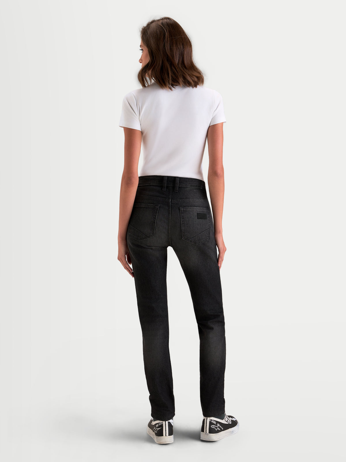 Alpinestars Stella Flex Ast 5 Denim Hose Short, Damen-Motorradjeans in Schwarz Washed, Rückansicht an einem Model mit erhöhtem Bund am Rücken und schmaler Passform