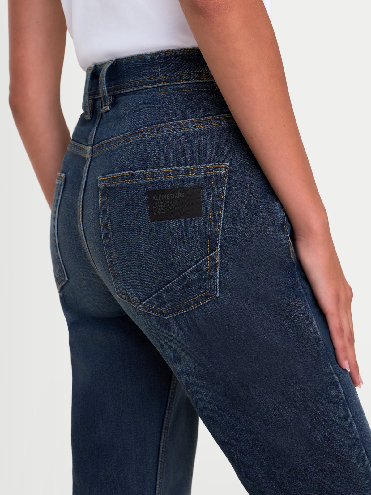 Alpinestars Stella Flex Ast 5 Denim Hose, Damen-Motorradjeans in Indigo-Waschung, Rückansicht des Modells mit einlagiger Stretch-Denim-Konstruktion, erhöhtem Bund und Markenaufnäher