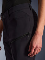 Alpinestars Stella Flex-AST Explorer Hose für Damen, Schwarz, Nahaufnahme der Hüfte und des Oberschenkels mit Cargo-Tasche mit Reißverschluss, Stretch-Textilkonstruktion und Details am Hosenbund