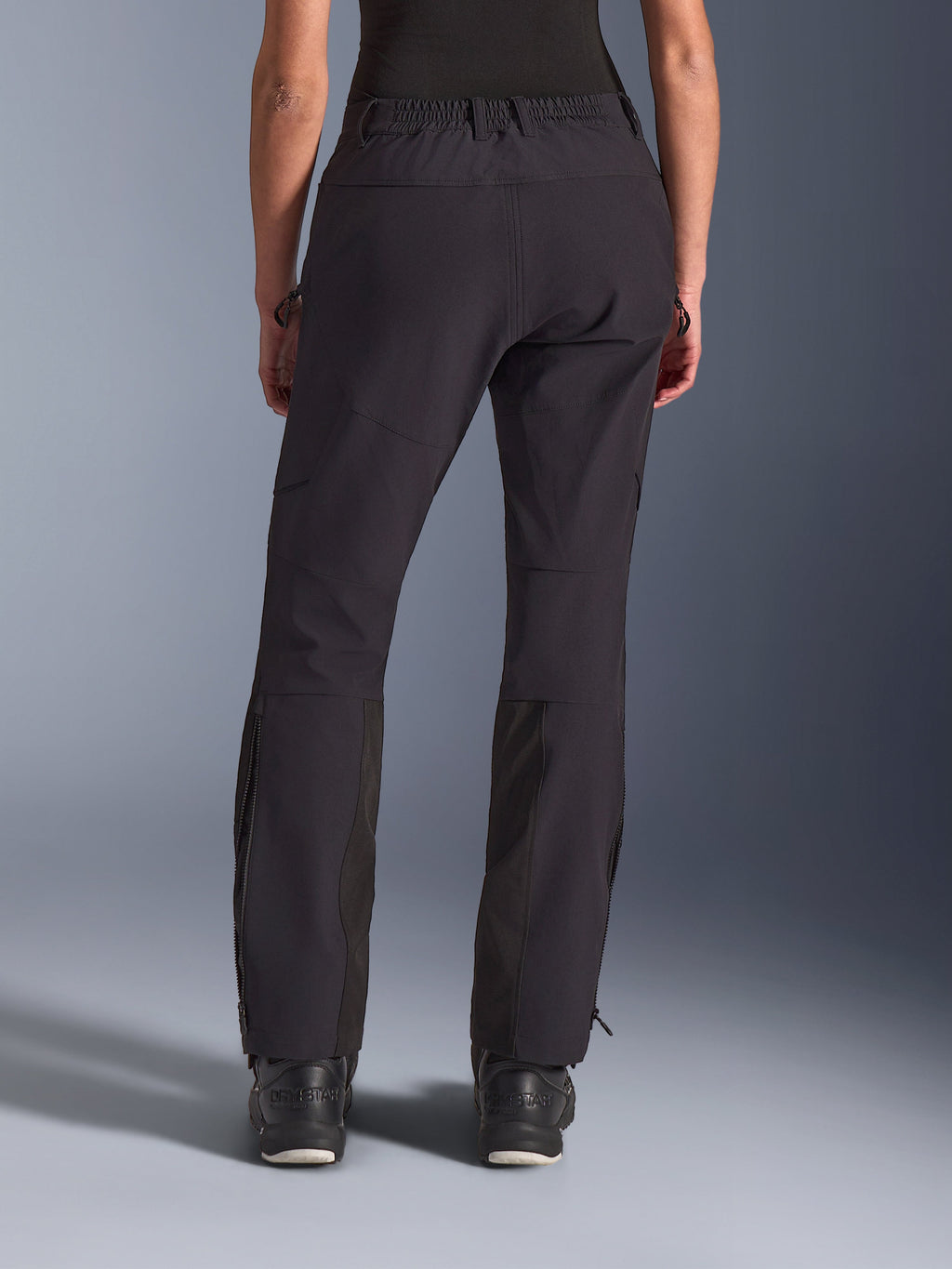 Alpinestars Stella Flex-AST Explorer Hose, Damen-Motorradhose, Schwarz, Rückansicht mit Stretch-Textilkonstruktion, Ripstop-Verstärkungen am Gesäß, seitliche Cargo-Taschen mit Reißverschluss und vertikale Reißverschlüsse an den Unterschenkeln, konzipiert für Adventure-Fahrten.
