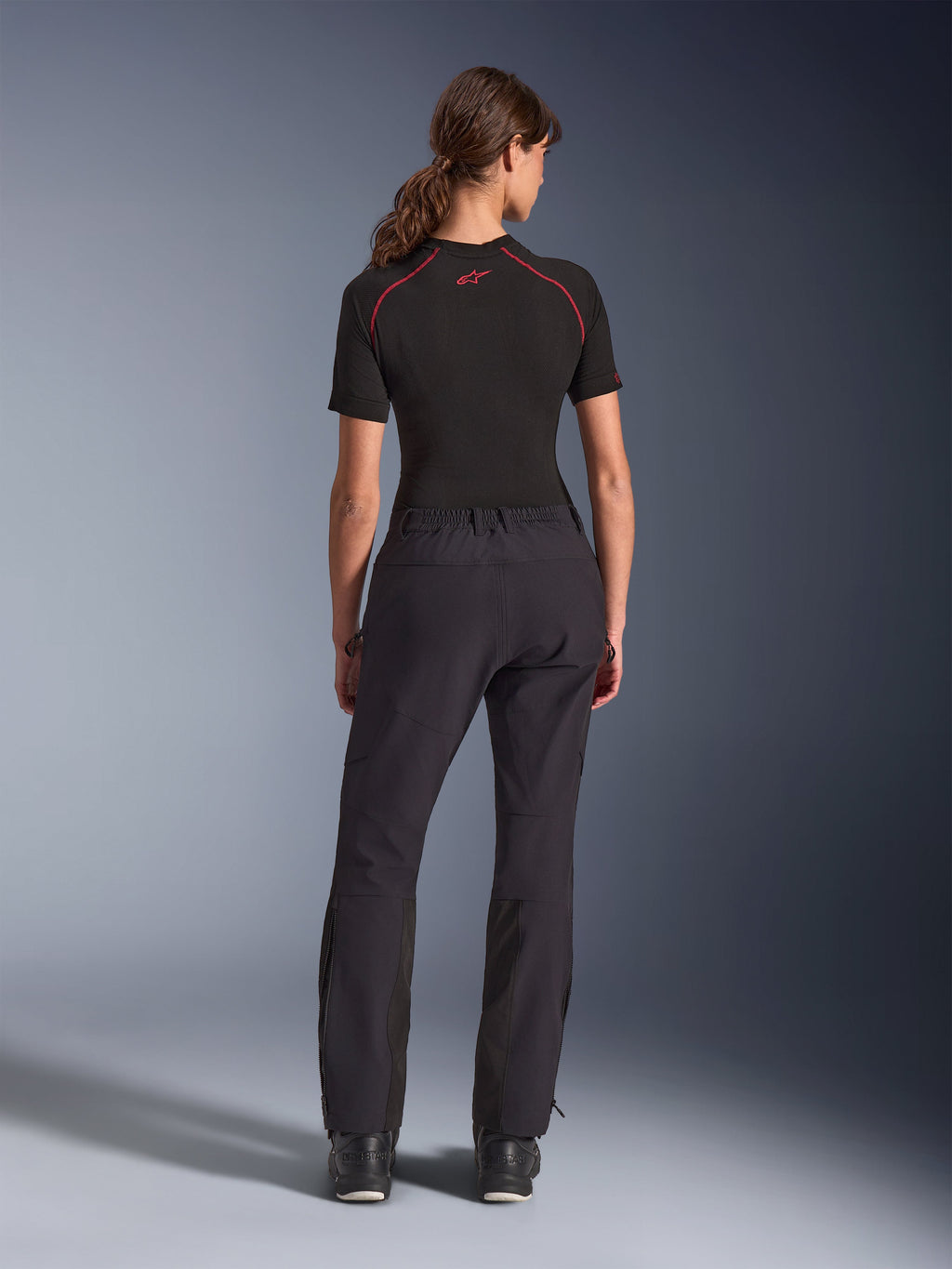 Alpinestars Stella Flex-AST Explorer Damen-Hose, Schwarz, Rückansicht, Adventure-Motorradhose mit Stretch-Textilkonstruktion und Ripstop-Verstärkungen an Gesäß und Knien, Reißverschlüssen an den Beinabschlüssen und femininer Passform.