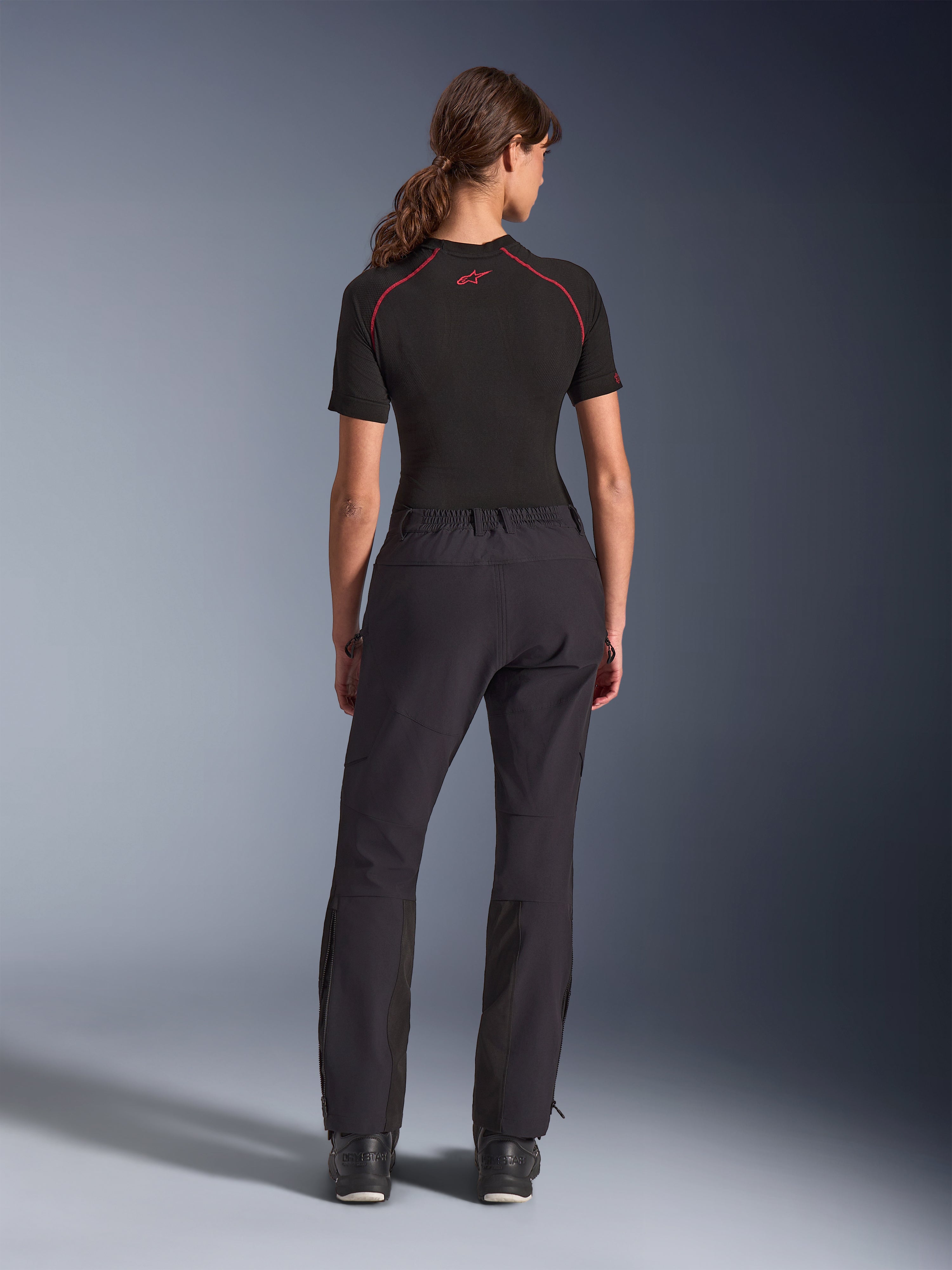Alpinestars Stella Flex-AST Explorer Damen-Hose, Schwarz, Rückansicht, Adventure-Motorradhose mit Stretch-Textilkonstruktion und Ripstop-Verstärkungen an Gesäß und Knien, Reißverschlüssen an den Beinabschlüssen und femininer Passform.