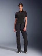 Alpinestars Stella Flex-AST Explorer Hose, Adventure-Motorradhose für Damen, Schwarz, getragen mit einem schwarzen Alpinestars Base Layer und Stiefeln, mit verstärkten Ripstop-Knieeinsätzen und atmungsaktiver Stretch-Textilkonstruktion.