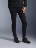 Alpinestars Daisy V3 Damen Motorrad-Jeans, Rinse Black, schmal geschnittene Motorradjeans, kombiniert mit schwarzen High-Top-Motorradstiefeln und Zip-Hoodie, elegantes monochromes Urban-Styling