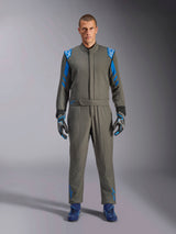 Alpinestars GP Race V3 Anzug FIA, Autorennanzug in Anthrazit-Blau, getragen mit passenden Handschuhen und Rennschuhen, mit hellblauen Schulterepauletten und Ärmelstreifen, Alpinestars Logo-Details, professioneller Motorsportschutz für Rundstreckenrennen