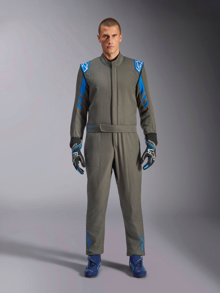 Alpinestars GP Race V3 Anzug FIA, Autorennanzug in Anthrazit-Blau, getragen mit passenden Handschuhen und Rennschuhen, mit hellblauen Schulterepauletten und Ärmelstreifen, Alpinestars Logo-Details, professioneller Motorsportschutz für Rundstreckenrennen