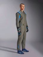 Alpinestars GP Race V3 Anzug FIA in Anthrazit-Blau, einteiliger Auto-Rennanzug getragen von einem männlichen Model, mit leuchtend blauen Akzenten an den Schultern und Knöcheln, kombiniert mit passenden Rennhandschuhen und blauen Rennschuhen, professionelle Motorsport-Ausrüstung.