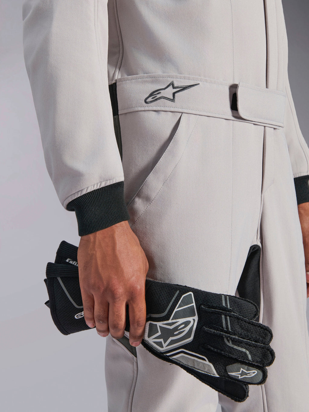 Alpinestars GP Race V3 Anzug FIA, Auto-Rennanzug, Silber Anthrazit, gehalten mit schwarzen Rennhandschuhen, verstellbarer Gürtelbund mit gesticktem Stern-Logo, schwarze Rippbündchen, sauberes und professionelles Motorsport-Design