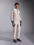 Alpinestars GP Race V3 Anzug FIA, Rennanzug in Silver Anthracite, einteiliger Fahreranzug mit Schulter-Epauletten und Gürtelbund, getragen mit passenden schwarz-weißen Rennhandschuhen und Stiefeln, elegantes Design für den professionellen Autorennsport