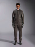 Alpinestars GP Race V3 Anzug FIA, Auto-Rennanzug, Schwarz und Silber, Vorderansicht eines Fahrers in vollständiger Rennausrüstung inklusive Handschuhen und Stiefeln, professionelles Motorsport-Design mit Alpinestars-Branding an den Schultern und am Gürtel